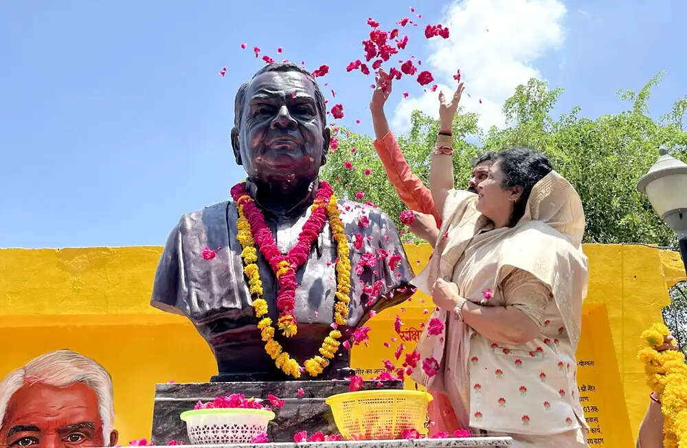 पूर्व मुख्यमंत्री स्व. बाबूलाल गौर की जयंती पर साकेत नगर में किया प्रतिमा का अनावरण