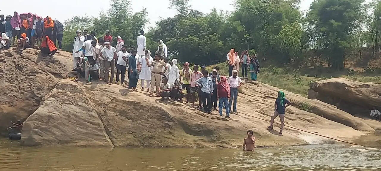 दामोदर नदी में नहाने गए युवक की डूबने से मौत