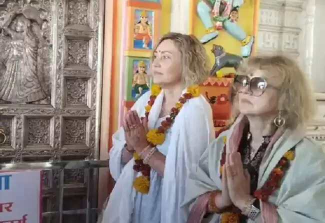 यूक्रेन की महिलाओं ने किए भगवान पशुपतिनाथ के दर्शन, रूस-यूक्रेन युद्ध समाप्त करने की कामना की