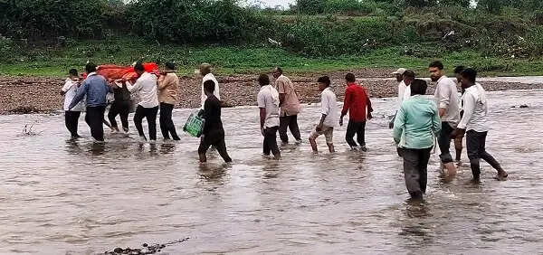 हरदा: मुक्तिधाम तक पहुंचने के लिए उफनती नदी पार करने को मजबूर ग्रामीण