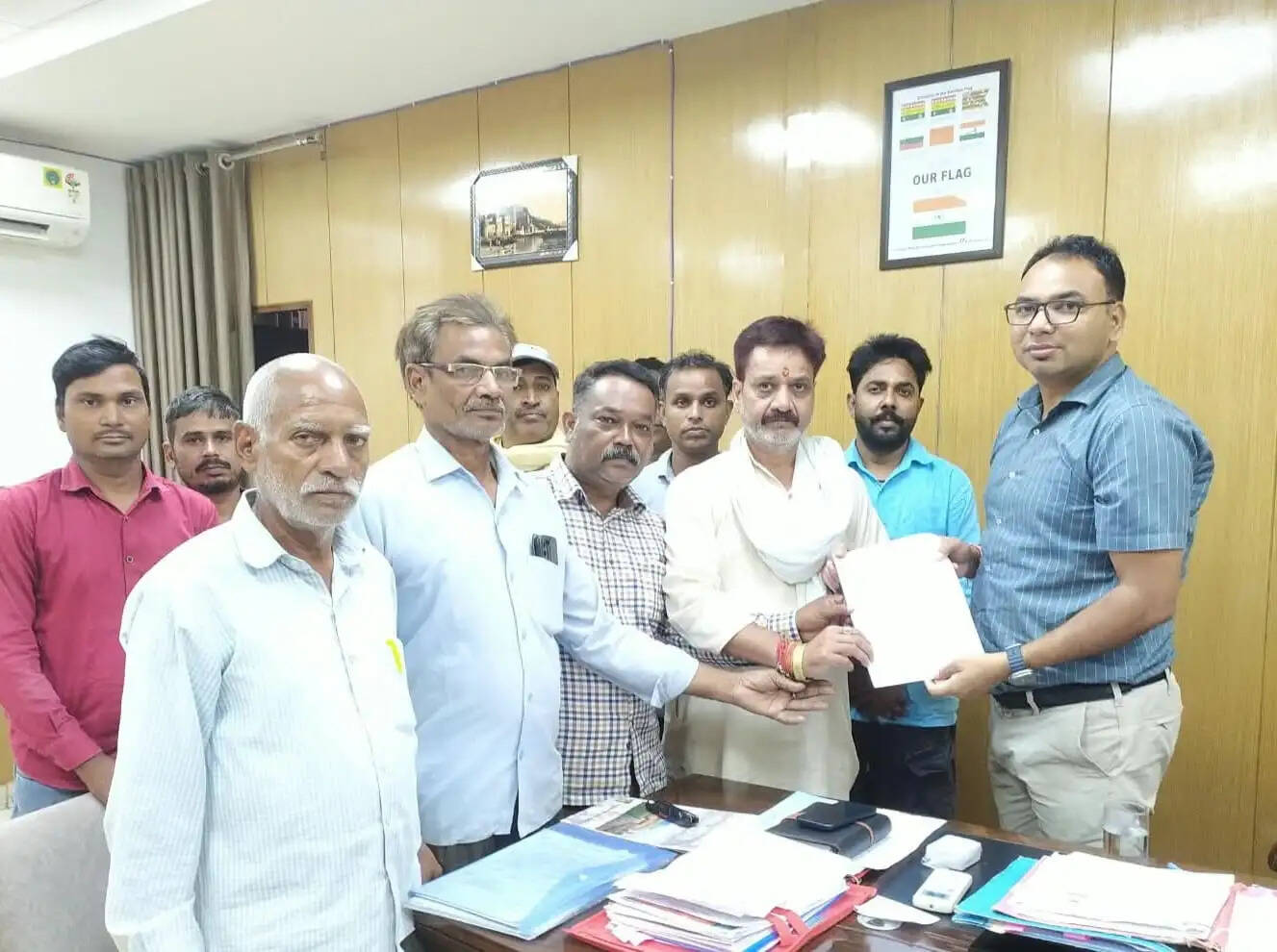 कुंभ मेला 2027 में वेंडिंग जोन की मांग, लघु व्यापारियों ने दिया ज्ञापन