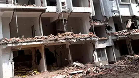 बेलेघाटा में अवैध निर्माण पर बुलडोजर कार्रवाई, तृणमूल नेता राजू नस्कर के खिलाफ फूटा खरीदारों का गुस्सा