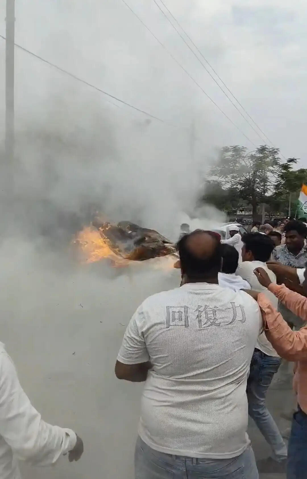बिजली दर वृद्धि और अघोषित कटौती के विरोध में कांग्रेस का प्रदर्शन, विद्युत कार्यालय का घेराव कर मुख्यमंत्री का किया पुतला दहन