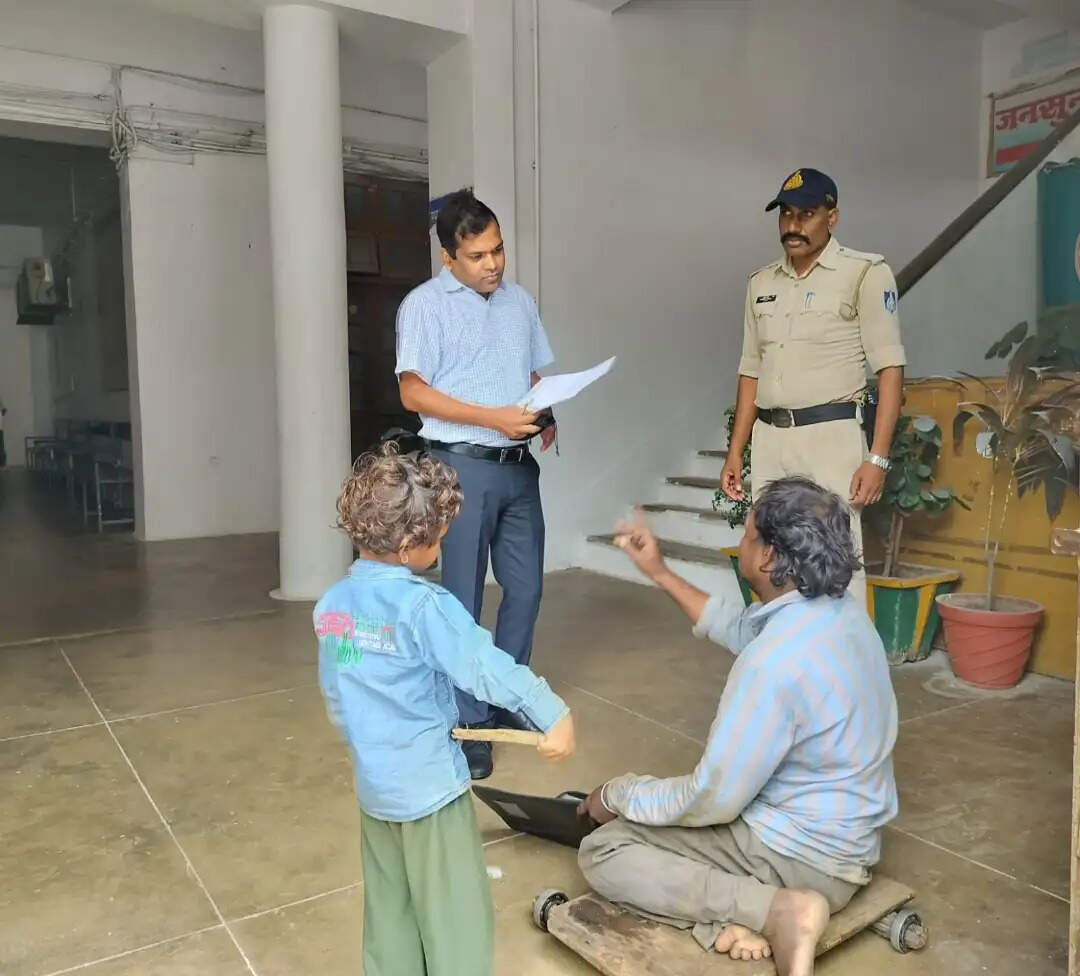 दिव्यांग युवक सीढ़ियां नहीं चढ़ सका तो जनसुनवाई छोड़ स्वयं नीचे पहुंचे कलेक्टर