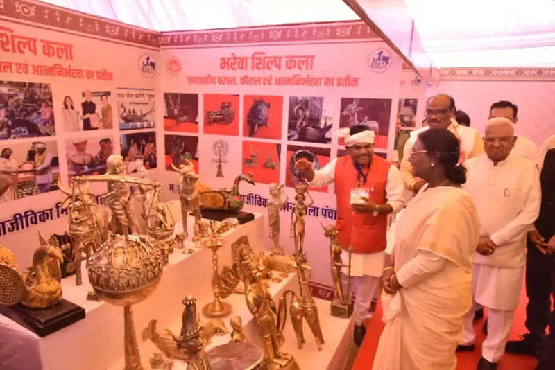 राष्ट्रपति ने की मप्र के बैतूल प्रदर्शनी में जनजातीय महिलाओं के बनाए उत्पादों की प्रशंसा
