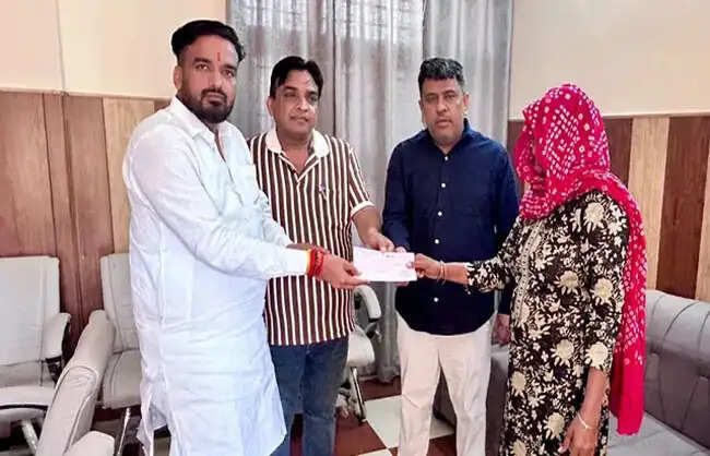 रेवाड़ी में छह पीड़ितों को मिले 8.50 लाख रुपये के सहायता चेक