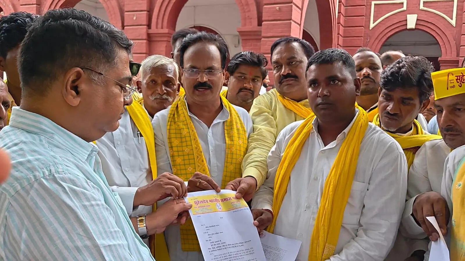 समाजवादी पार्टी के नेताओं की टिप्पणियों से सुभासपा नाराज, मुख्यमंत्री को संबोधित ज्ञापन सौंपा