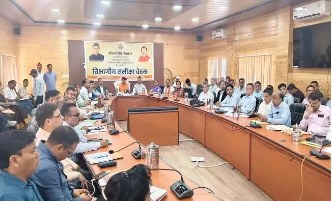 पिथौरागढ़ में मंत्री भरत सिंह चौधरी ने विकास योजनाओं की प्रगति की समीक्षा की
