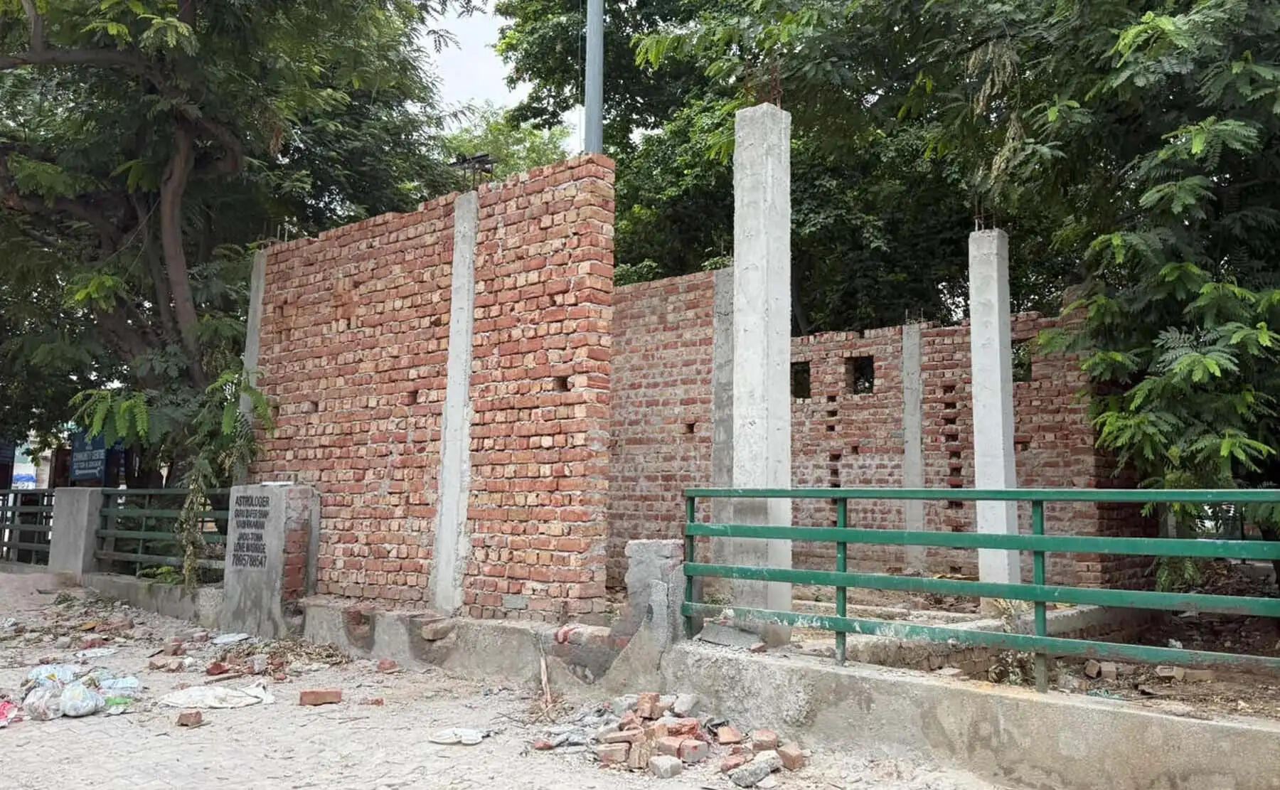 गुरुग्राम: ग्रीन बेल्ट से अवैध टॉयलेट निर्माण का ढांचा हटाने की मांग