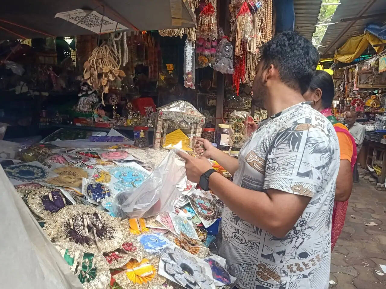 जन्माष्टमी की धूम: ठाकुरजी की पोशाक व श्रृंगार सामग्री खरीदने उमड़े श्रद्धालु