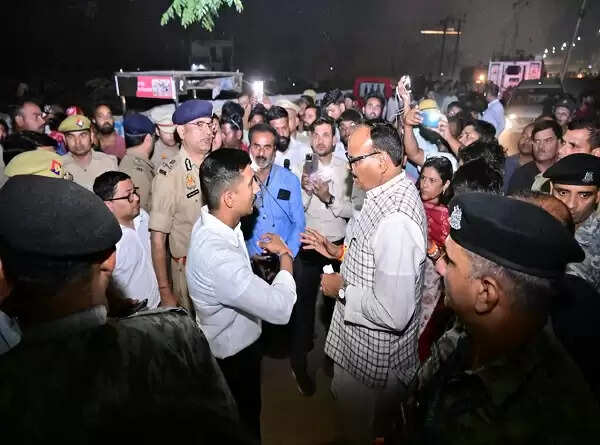 लखनऊ अग्निकांड : घटनास्थल पर पहुंचे उप मुख्यमंत्री ब्रजेश पाठक ने कहा- हाेगी उच्च स्तरीय जांच, पीड़ित परिवार के साथ सरकार