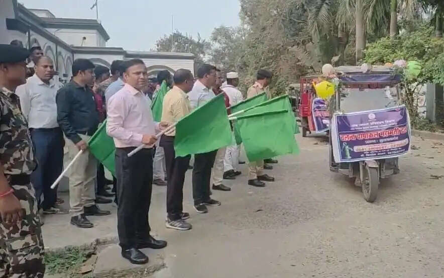 चापाकल मरम्मति दल को जिलाधिकारी ने दिखाई हरी झंडी