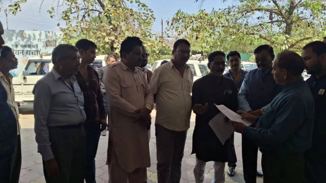 दमोह:नई परिवहन नीति के संबंध में बस ऑपरेटर्स यूनियन ने दिया ज्ञापन, 2 मार्च से हड़ताल की सूचना