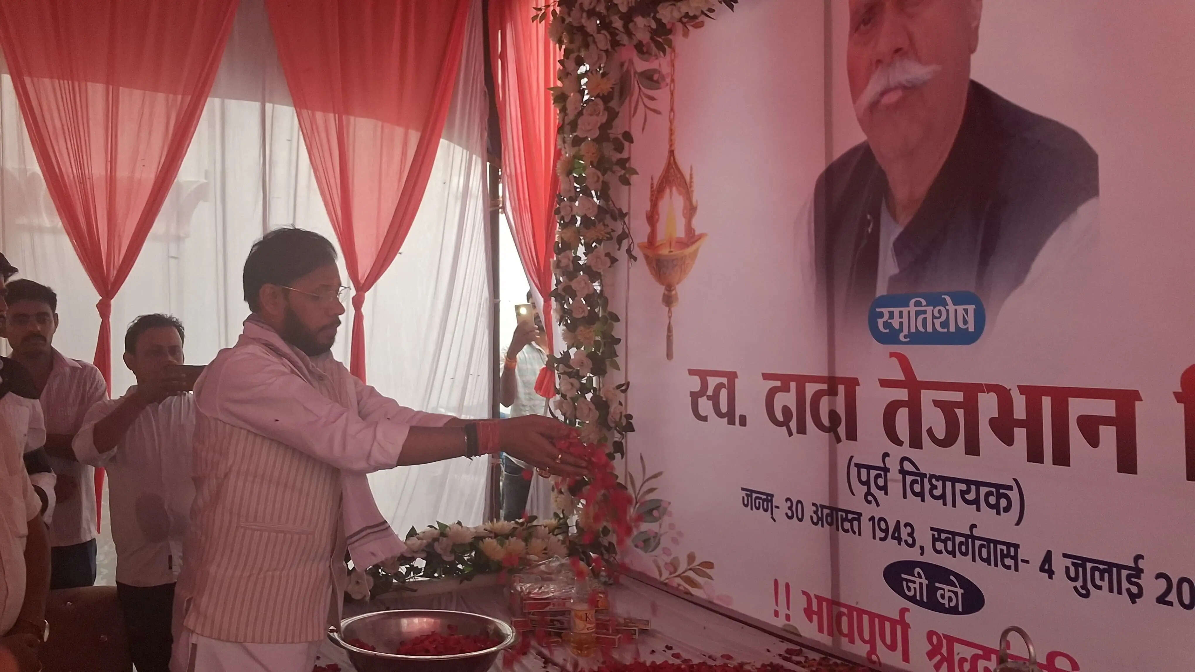 कैबिनेट मंत्री मनोज पांडेय ने पूर्व विधायक दादा तेजभान सिंह को भावभीनी को दी श्रद्धांजलि