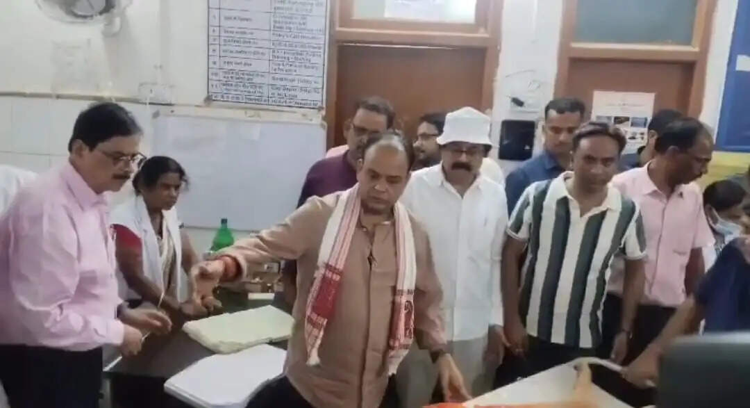 देवघर सदर अस्पताल का स्वास्थ्य मंत्री ने किया औचक निरीक्षण