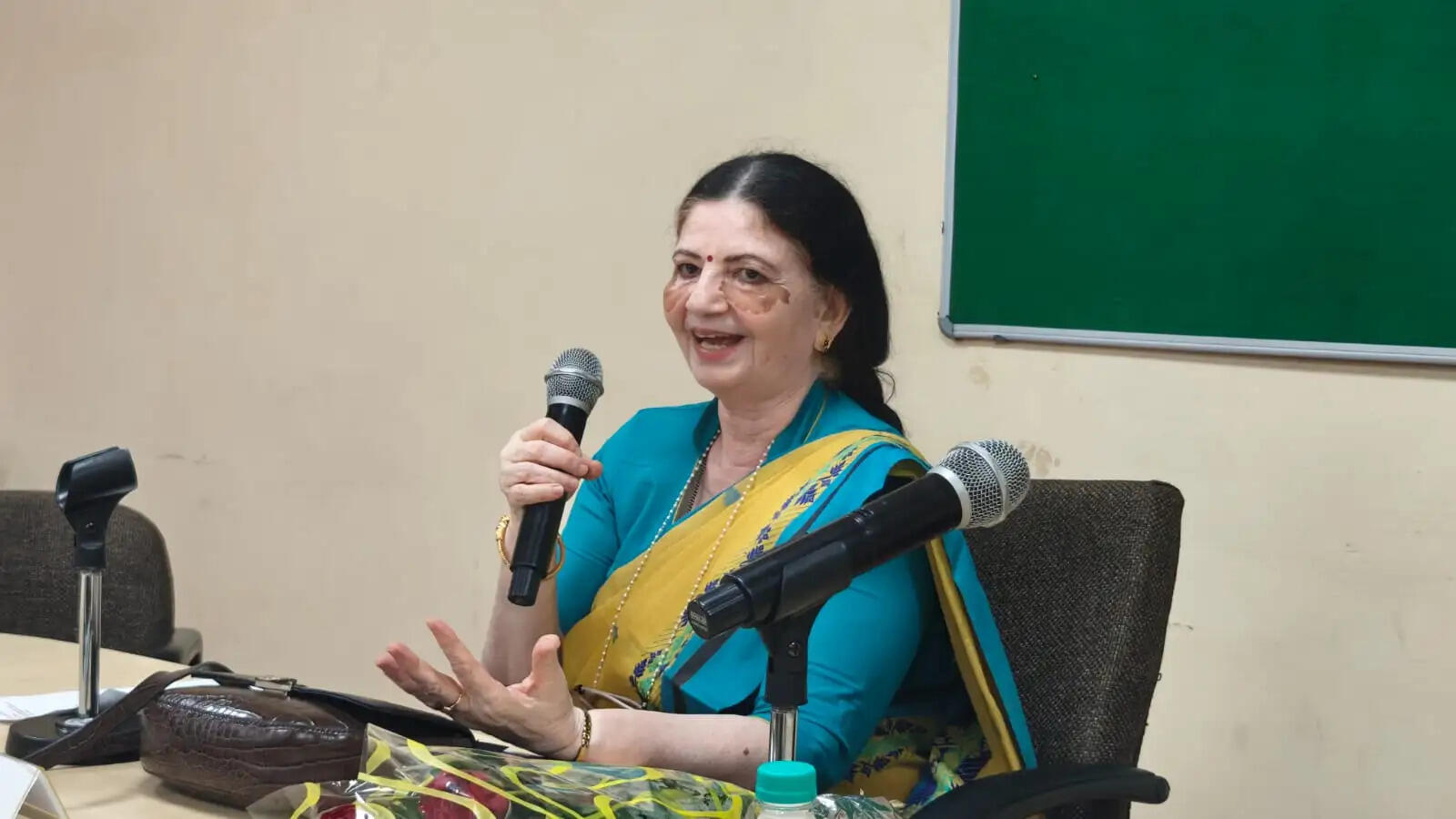 आयुर्वेद विश्वविद्यालय में समस्या समाधान के लिए विद्यार्थियों से संवाद