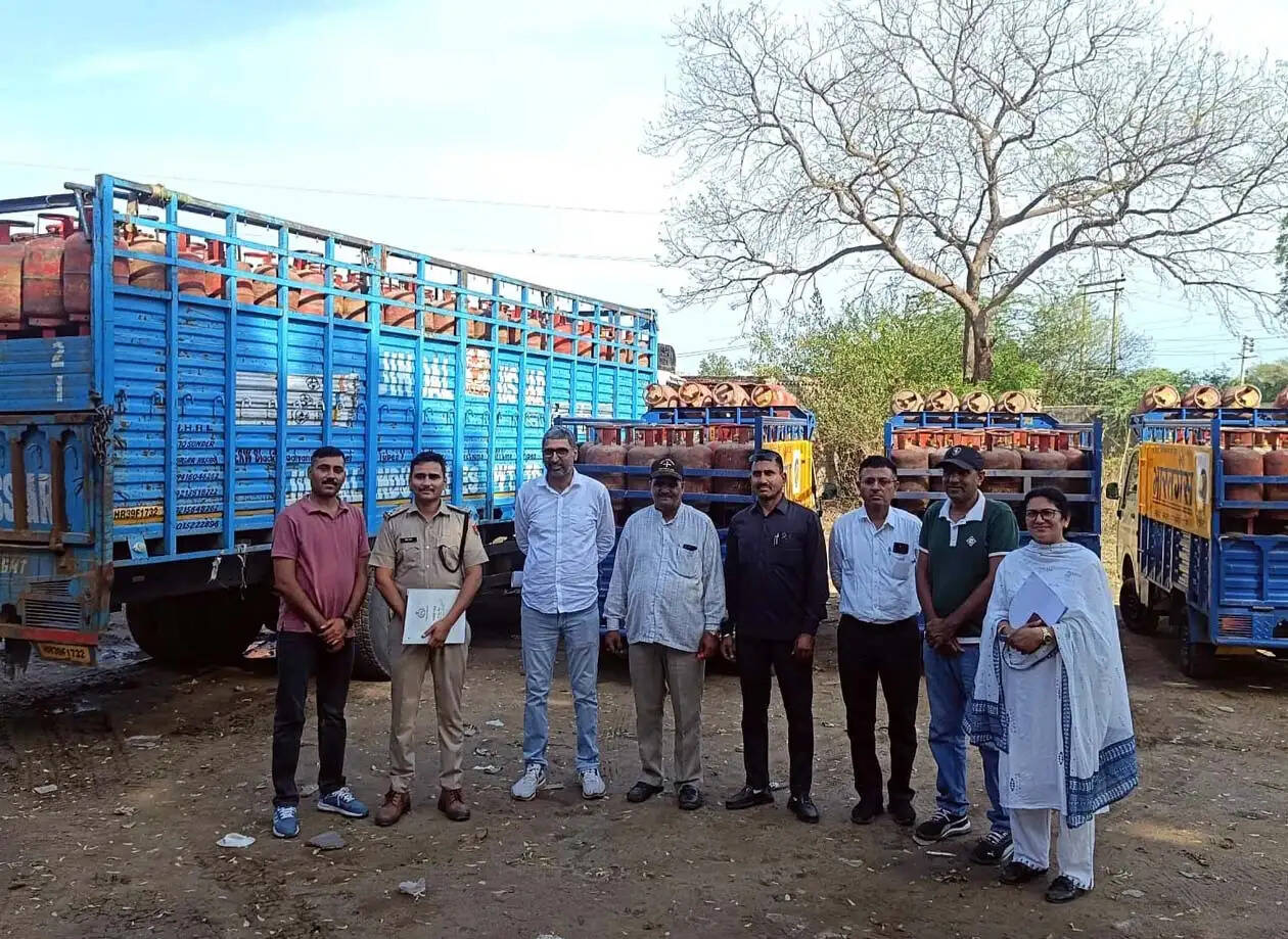 हिसार में गैस एजेंसी के कार्यालय व अवैध गोदाम पर रेड, भारी मात्रा में सिलेंडर बरामद