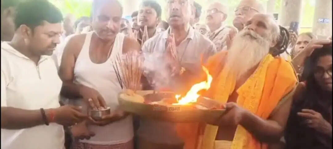 गुरु पूर्णिमा पर महर्षि देवराहा बाबा आश्रम में उमड़ा श्रद्धालुओं का जनसैलाब