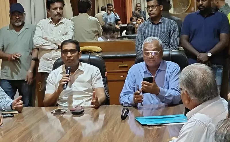 इंदौरः गृह निर्माण सहकारी संस्थाओं की समस्याओं के त्वरित समाधान के लिए कलेक्टर की अभिनव पहल