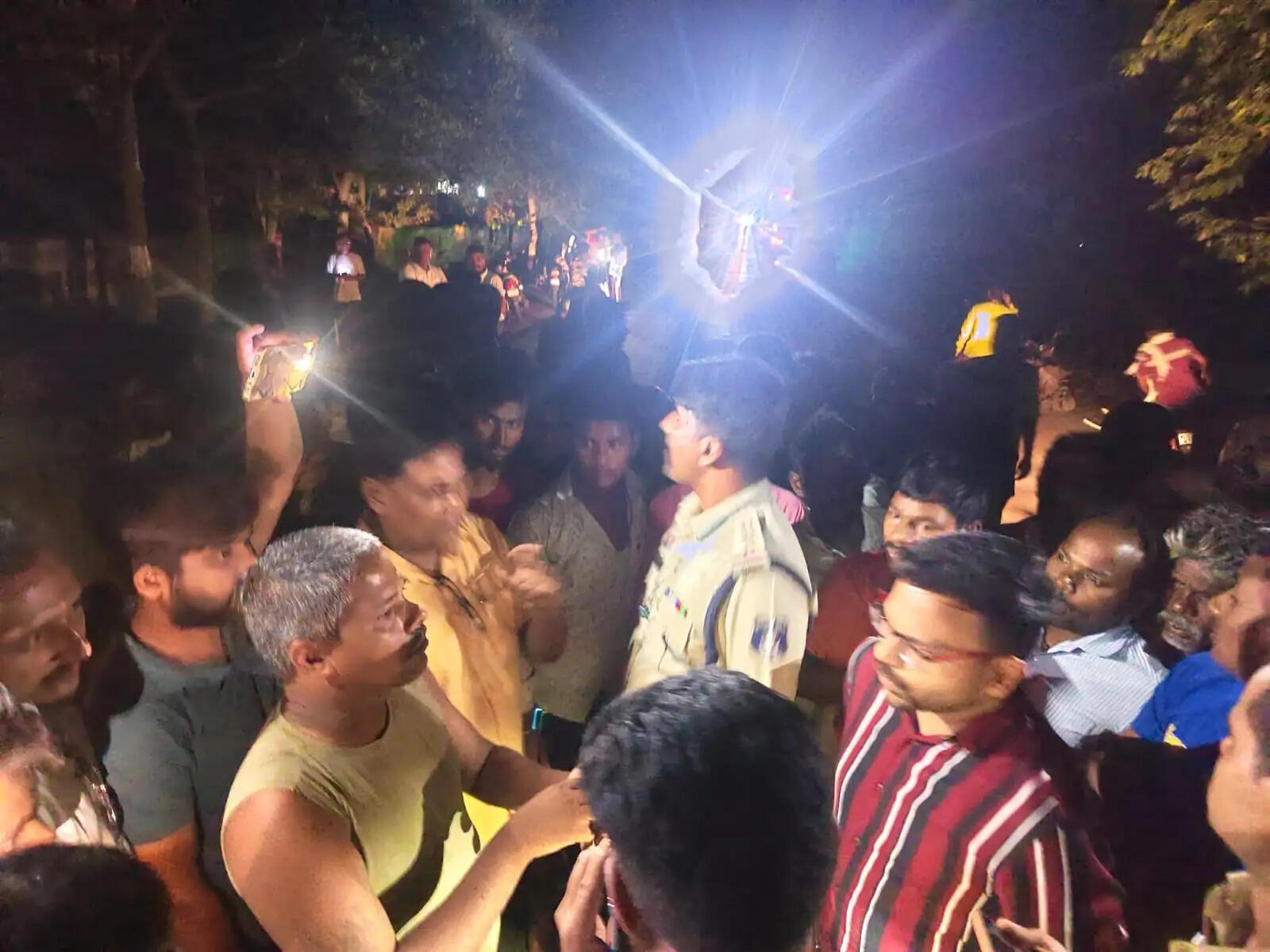 सड़़क हादसे में युवक की मौत, शव रखकर ग्रामीणों ने किया प्रदर्शन