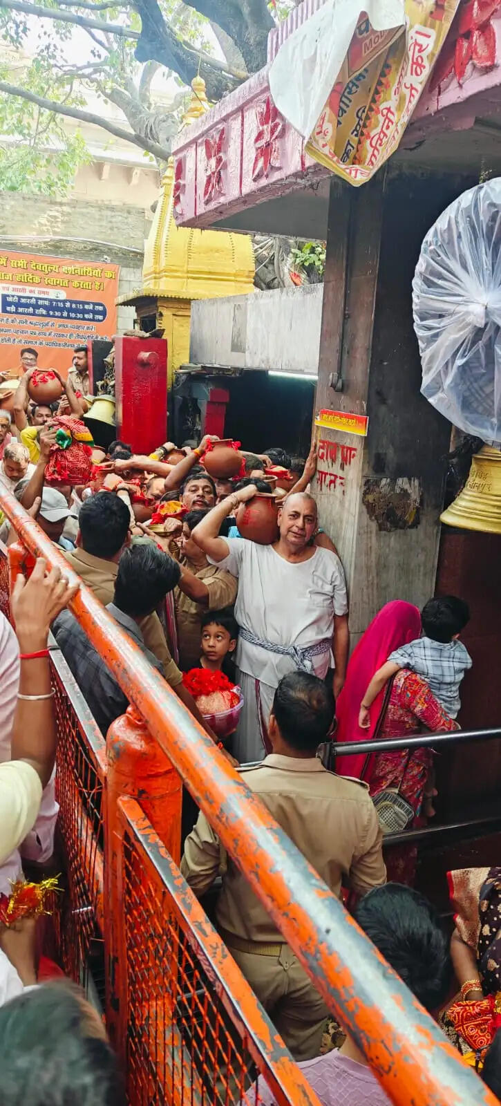 मां विंध्यवासिनी मंदिर में घटाभिषेक शुरू, दो घंटे तक चलेगी विशेष धुलाई व्यवस्था