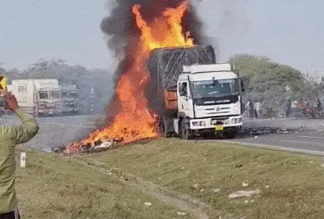 मप्रः शाजापुर में चलते ट्रक में लगी भीषण आग, चालक ने कूदकर बचाई अपनी जान