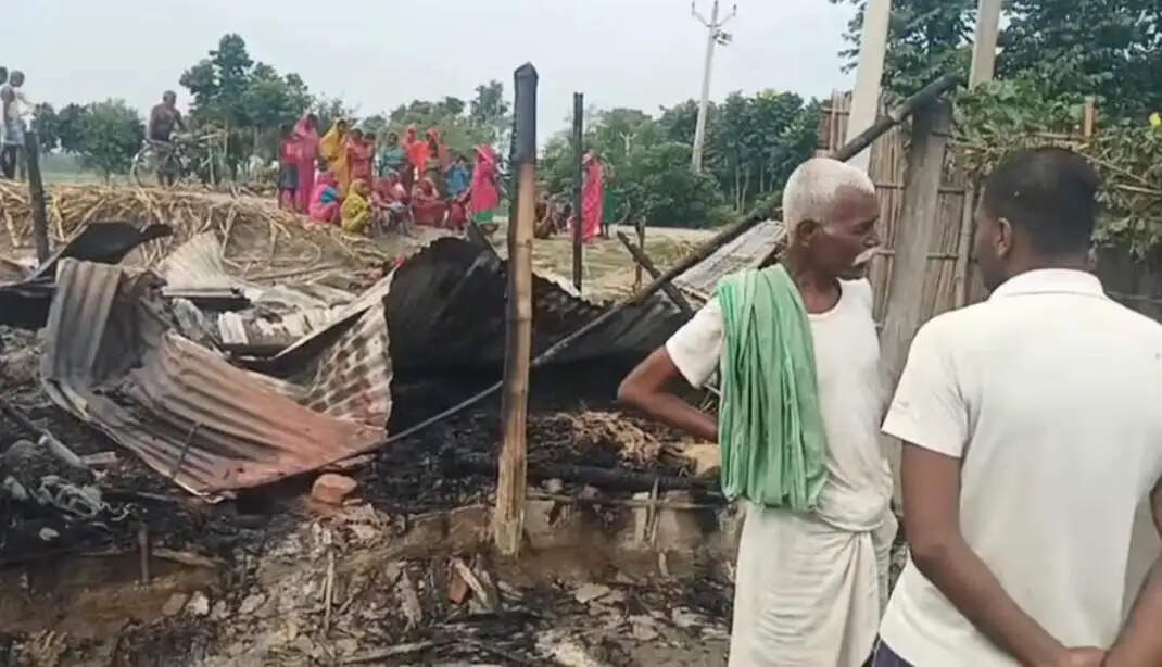 प्रतापगंज में भीषण अगलगी, दो घर राख; बाइक, नकदी और दो बकरियां जलीं