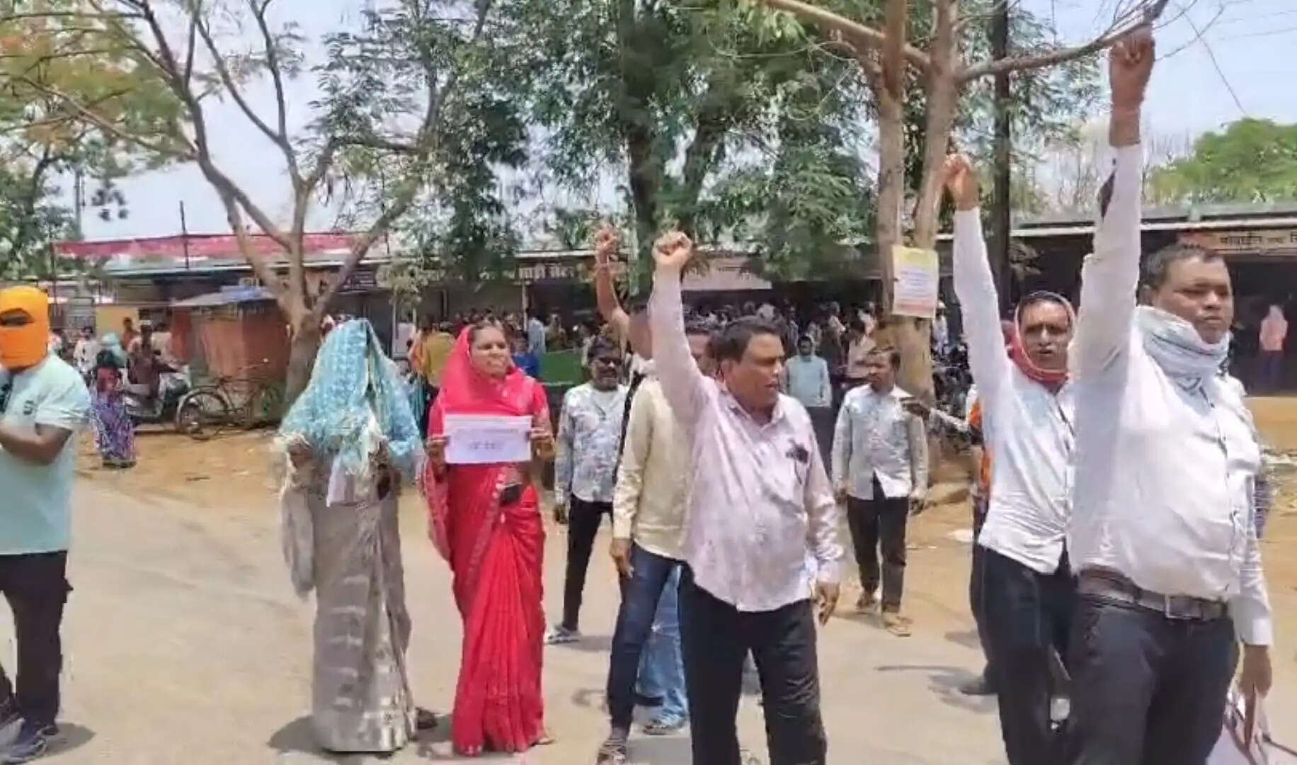 धमतरी : अछोटा में ग्रामीणों का सड़क जाम, अनियमितताओं और अवैध रेत खनन पर कार्रवाई की मांग तेज