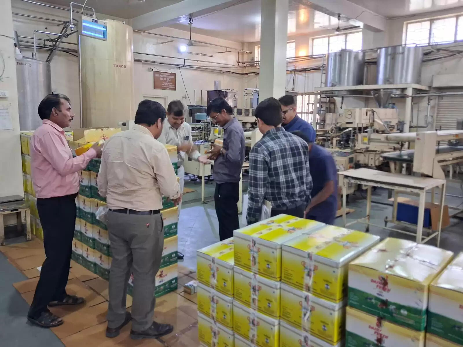 मिलावट के खिलाफ सख्ती: 1422 लीटर घी सहित कई उत्पाद जब्त