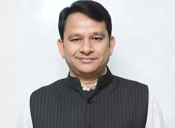 गुणवत्ता से समझौता बर्दाश्त नहीं: एमडी यादव के सख्त तेवर, 8 निर्माण एजेंसियां होंगी ब्लैकलिस्ट