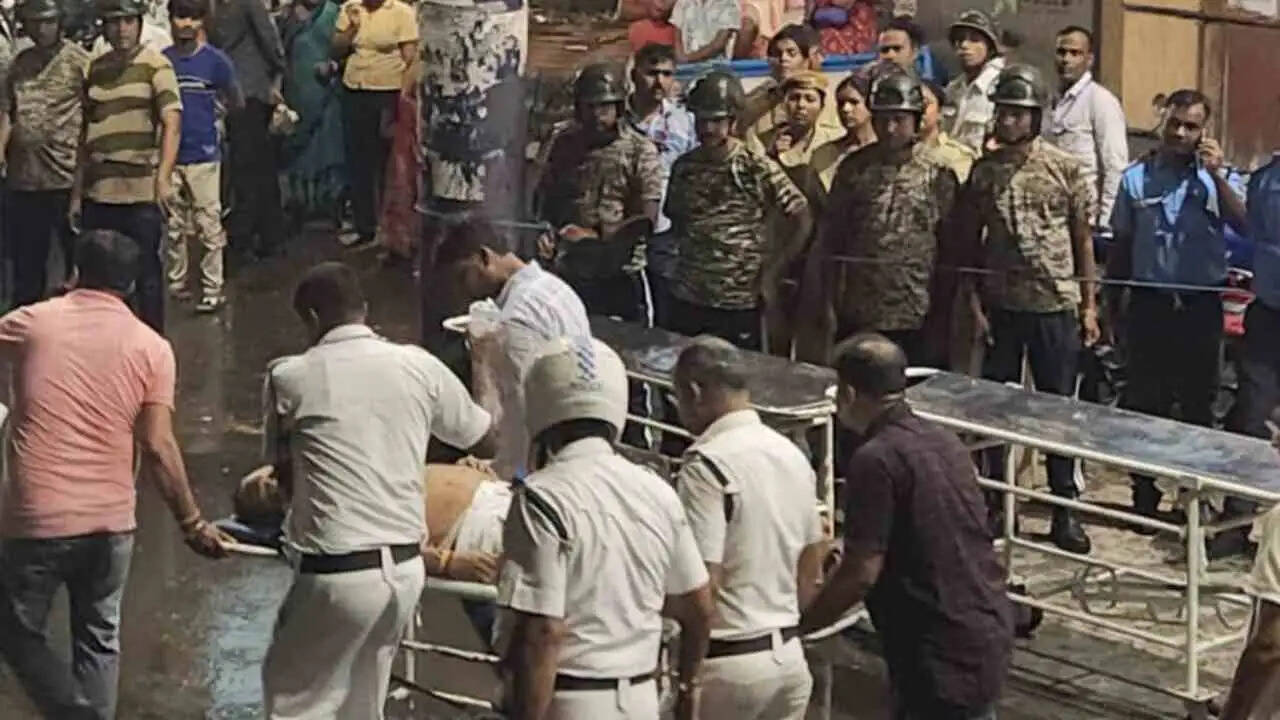 महासप्तमी पर कोलकाता में बड़ा हादसा : चोरबगान पूजा पंडाल में मची भगदड़ में 17 की मौत, 15 घायल
