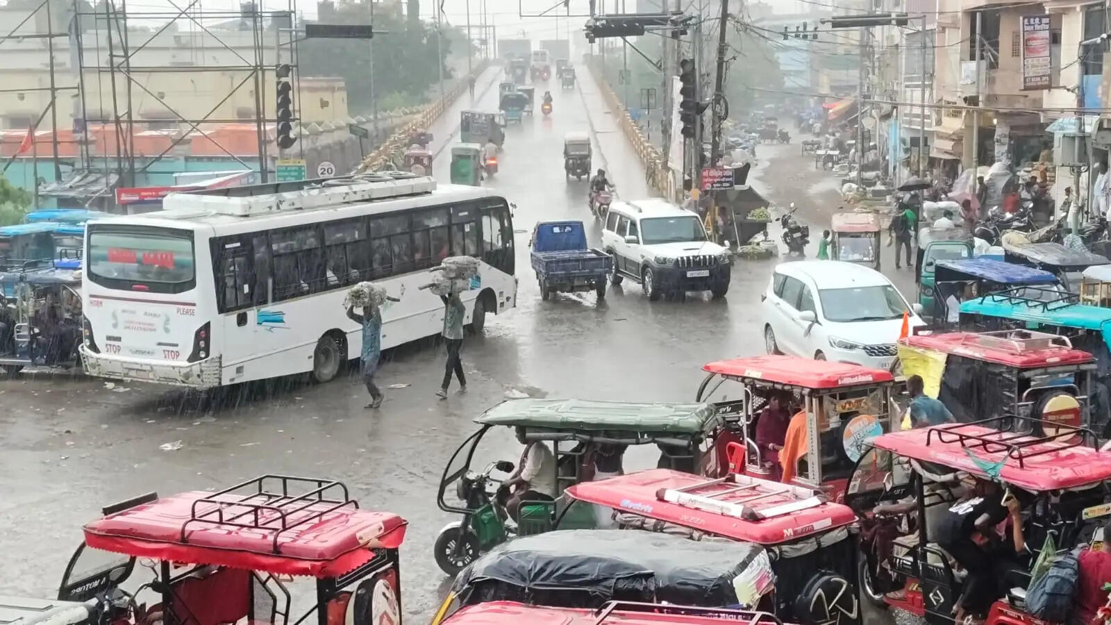 धूल भरी आंधी और बारिश से गर्मी से मिली राहत