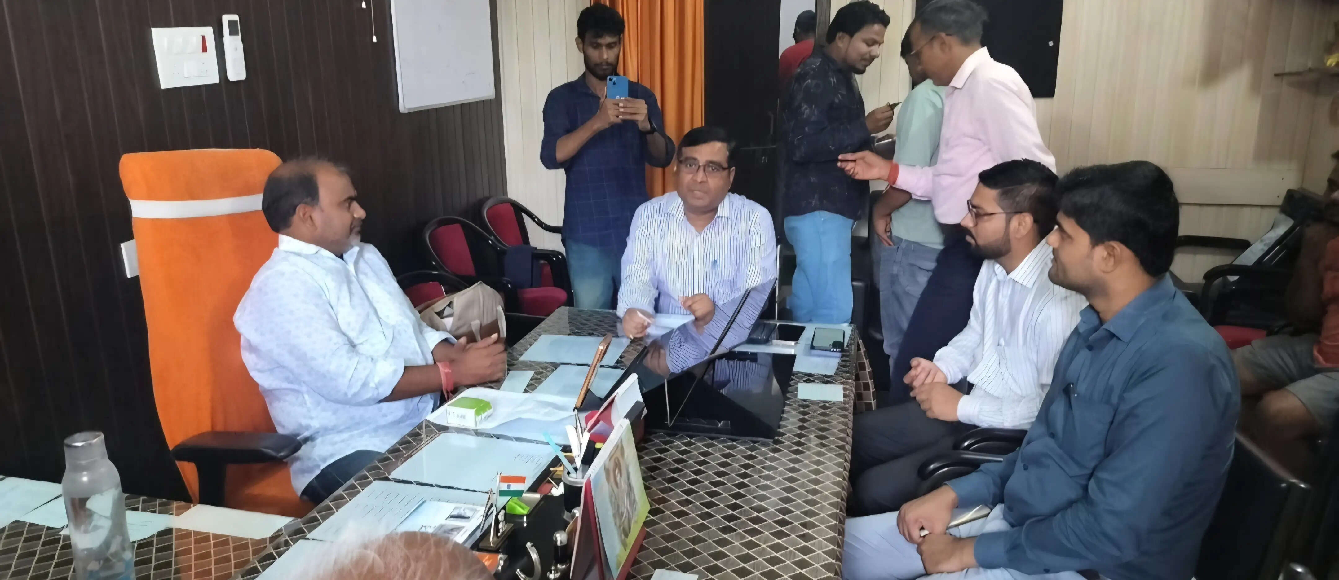 छपरा में काम पर लौटे सफाई कर्मी, महापौर और नगर आयुक्त ने मिठाई खिलाकर किया अभिनंदन