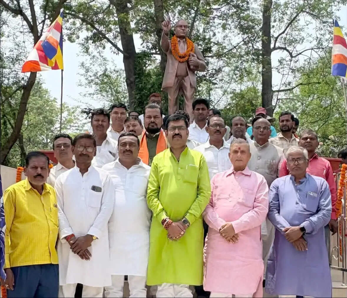 बाबा साहेब की जयंती पर मेधावी छात्रों को किया गया सम्मानित