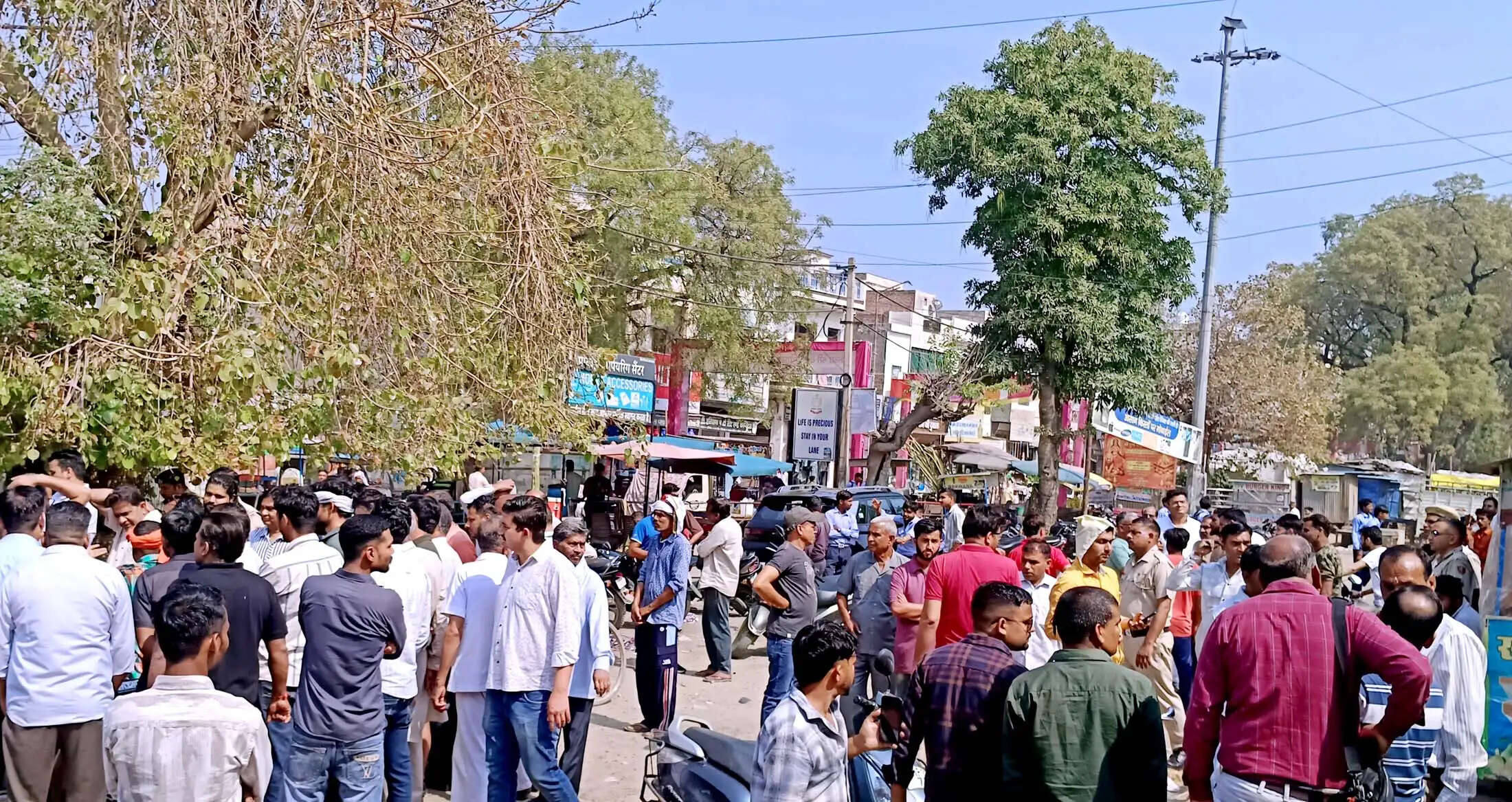 जींद : पानी की टंकी तोडऩे पर रेलवे रोड पर दुकानदारों ने लगाया जाम