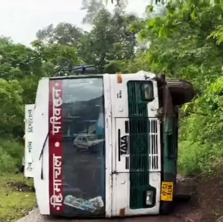 मंडी के लड़भड़ोल में ब्रेक होने से पलटी एचआरटीसी की बस, सभी यात्री सुरक्षित