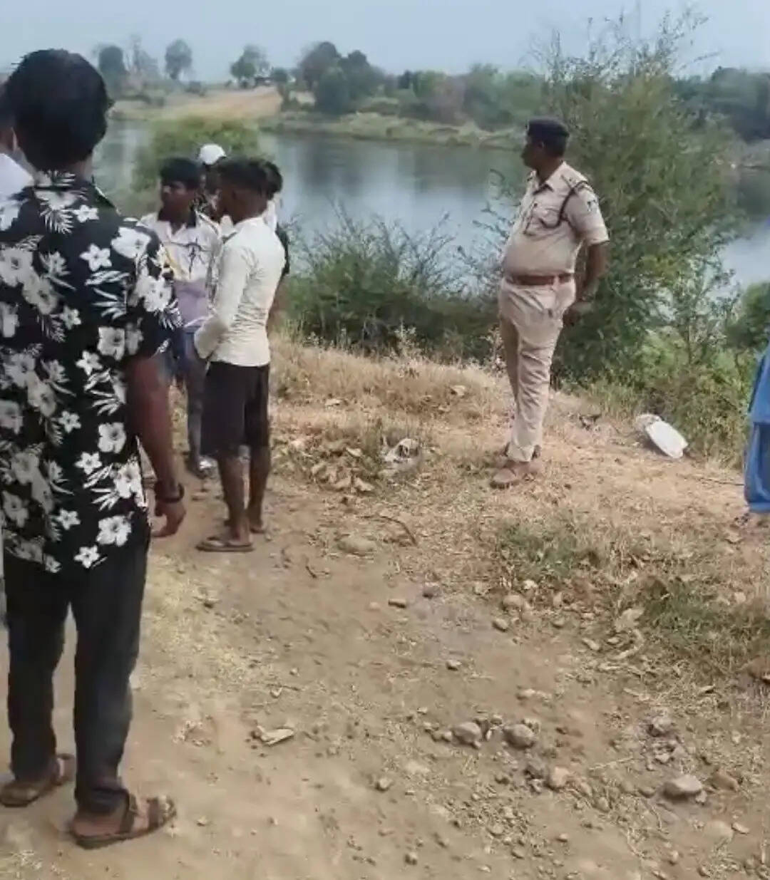 जबलपुर : अवैध रेत उत्खनन पर कार्रवाई के दौरान भगदड़, युवक की नर्मदा में डूबने से मौत