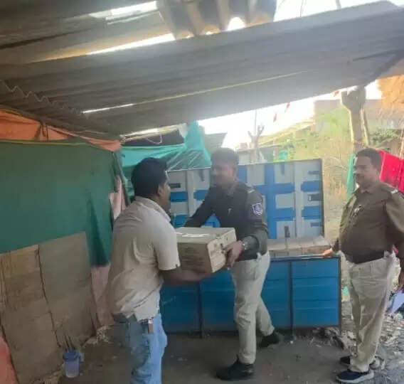 झाबुआ: गुजरात सीमा से लगे ग्राम पिटोल में पकड़ी गई 437 बल्क लीटर अवैध शराब, आरोपित फरार