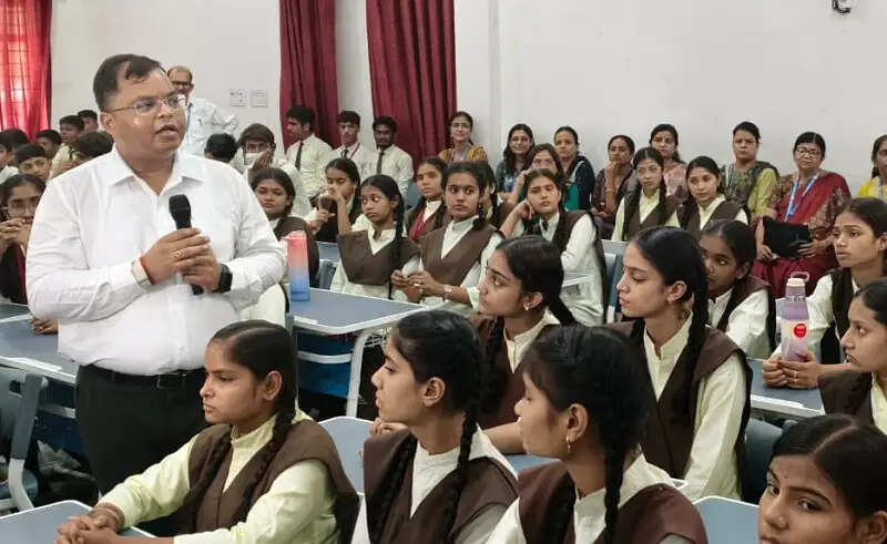 इंदौरः स्कूल चले हम अभियान के तहत बाल विनय मंदिर पहुंचे कलेक्टर, विद्यार्थियों से किया संवाद