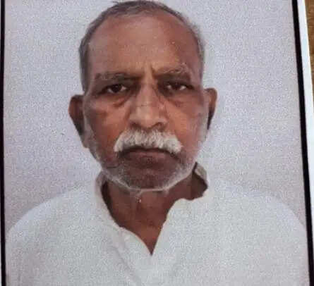 पूर्व प्रधान का शव घर के पीछे टीनशेड में लटकता मिला