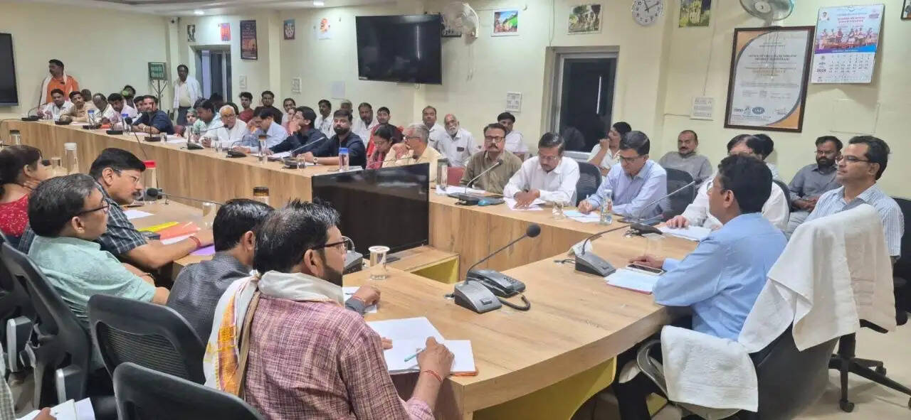 दमोह: कलेक्टर ने बुलाई गौशाला संचालकों की बैठक, अव्यवस्थाओं को लेकर दिखाई सख्ती