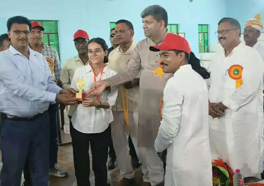 विश्व ओलंपिक दिवस पर खिलाड़ियों का हुआ सम्मान, मंत्री आशीष पटेल ने बांटे ट्रॉफी व मेडल