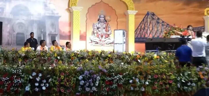 पश्चिम बंगाल में बोले धीरेंद्र शास्त्री- ये अकबर का नहीं रघुवर का देश है, रोकने वाले देख लें हम यहीं हैं