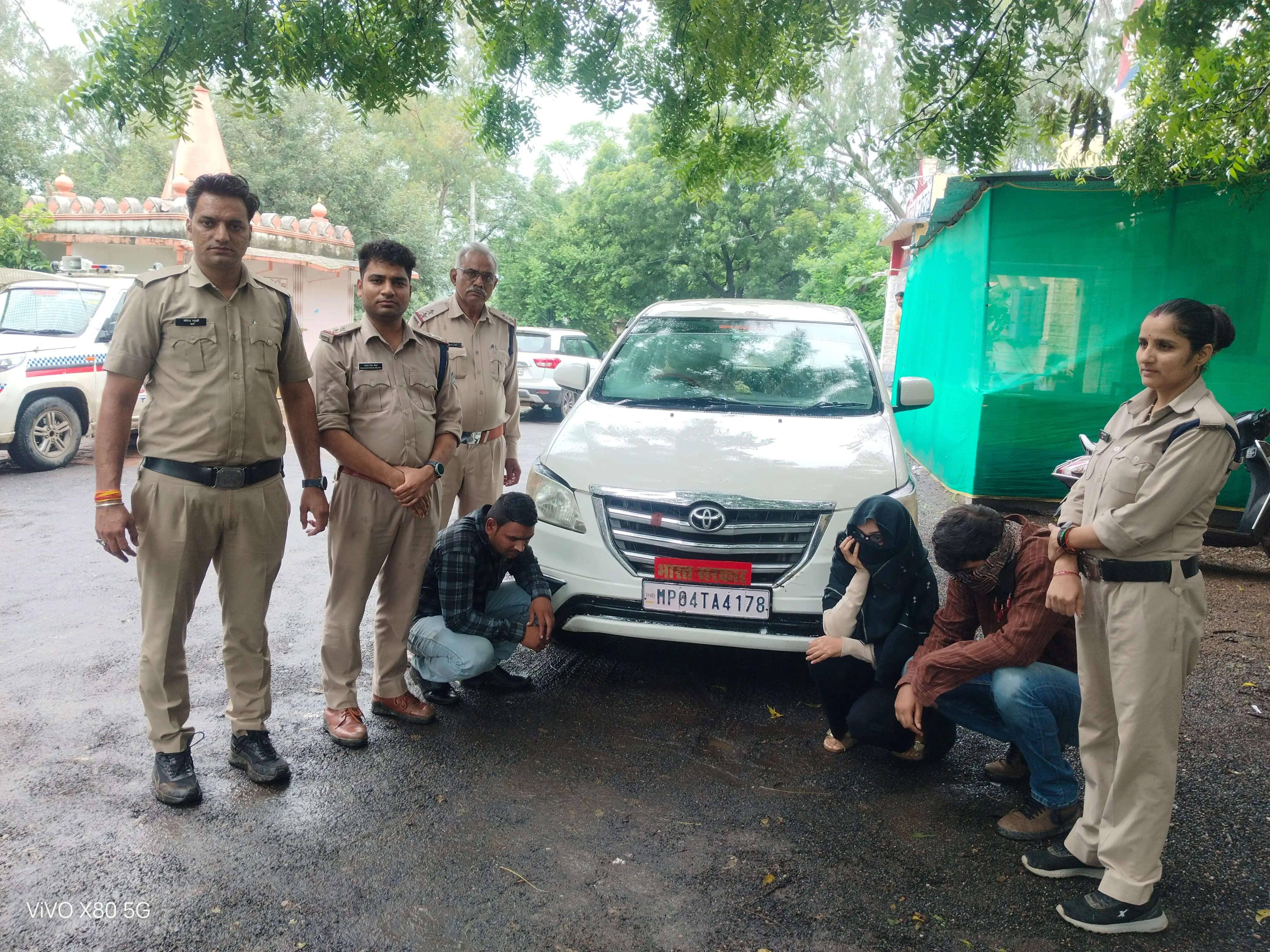 फर्जी आईएएस के ठिकानों से भारत सरकार लिखी कार, फर्जी मोमेंटो और महंगे शौक के सबूत बरामद