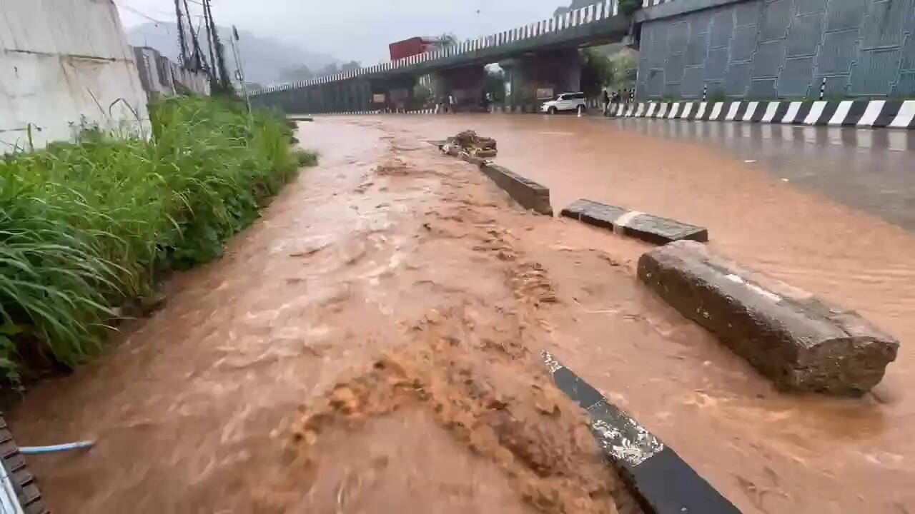 असमः बरसात के बाद राष्ट्रीय राजमार्ग 27 एवं 6 पर भारी जल जमाव