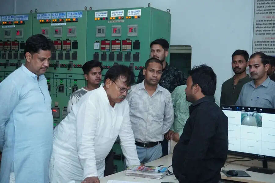 ऊर्जा मंत्री तोमर ने रात में किया सिविल अस्पताल हजीरा, बिरला नगर सहित विद्युत केन्द्रों का औचक निरीक्षण