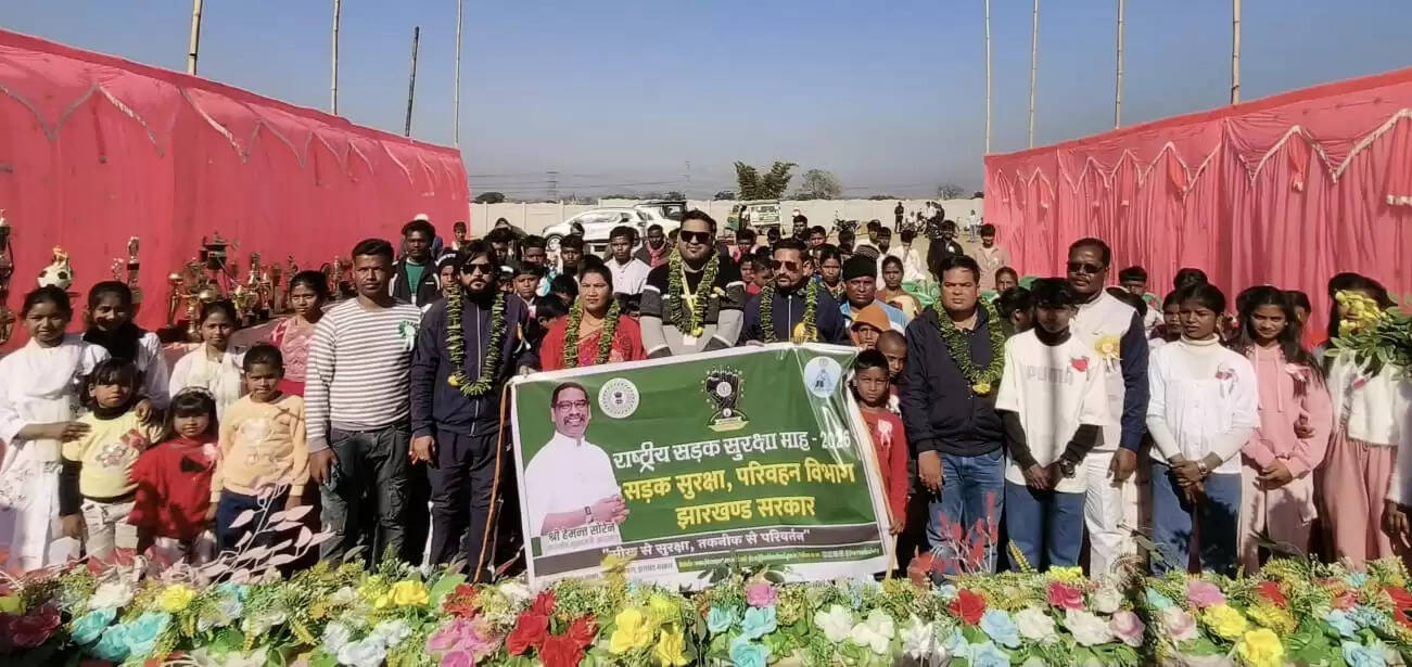 राष्ट्रीय सड़क सुरक्षा माह : कांके के सदमा गांव में सड़क सुरक्षा चौपाल, ग्रामीणों को दिलाई गई शपथ