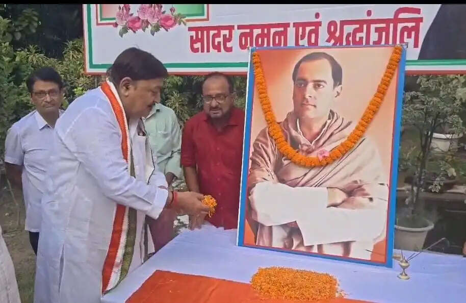 मनाई गई पूर्व प्रधानमंत्री राजीव गांधी की 82वीं जयंती, पूर्व विधायक अजीत शर्मा ने दी श्रद्धांजलि