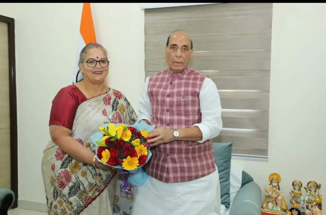 रक्षा मंत्री राजनाथ सिंह से लखनऊ की महापौर सुषमा खर्कवाल ने की शिष्टाचार भेंट