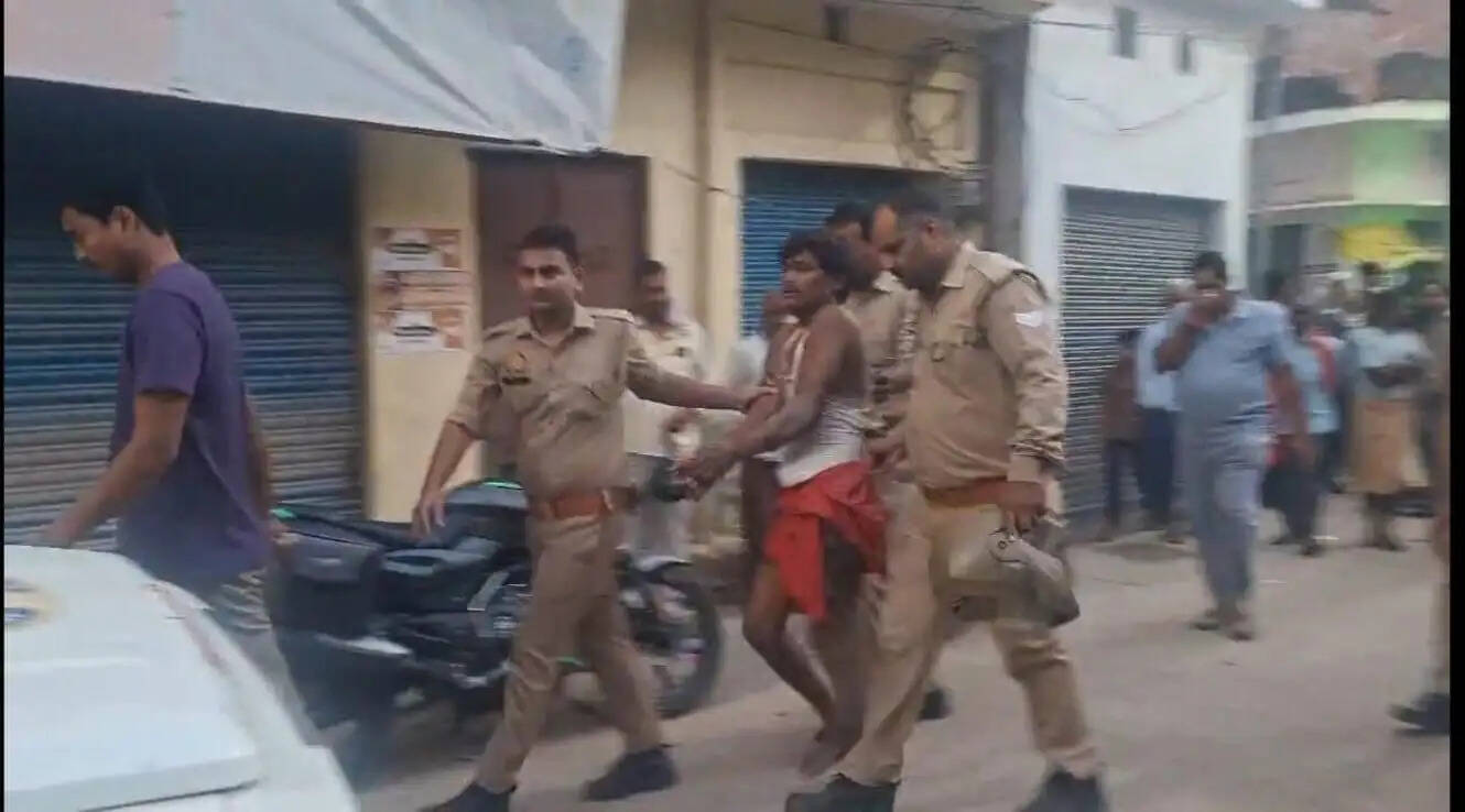 घोसी : लाठी-डंडों से पीटकर वृद्धा की हत्या, तीन अन्य घायल; आरोपी गिरफ्तार